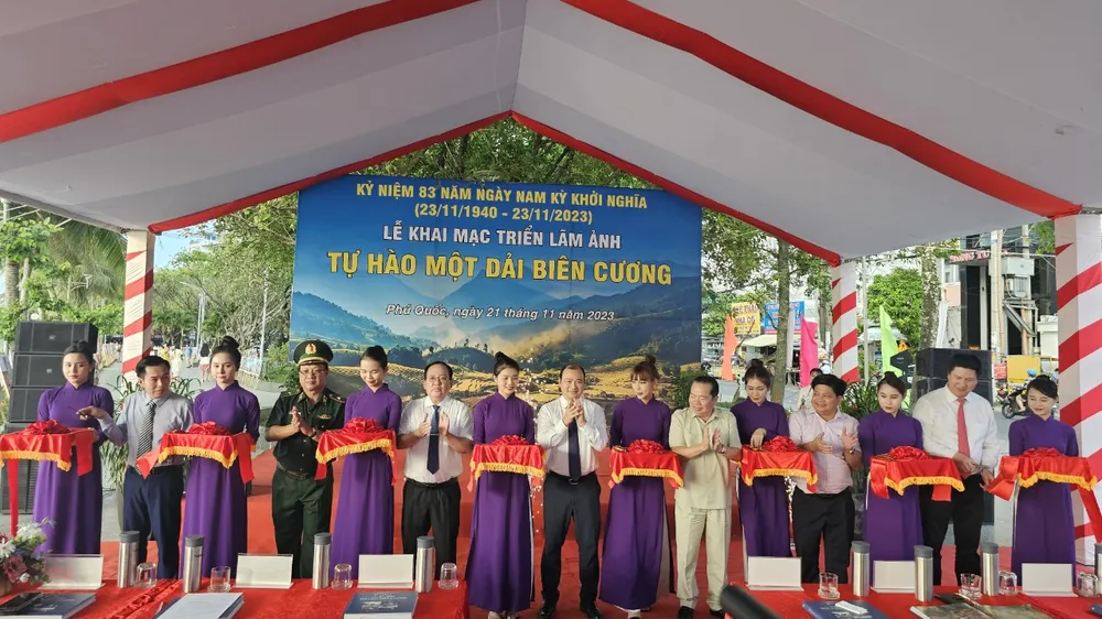 Đại biểu cắt băng khai mạc triển lãm ảnh “Tự hào một dải biên cương” năm 2023 Đại biểu cắt băng khai mạc triển lãm ảnh “Tự hào một dải biên cương” năm 2023