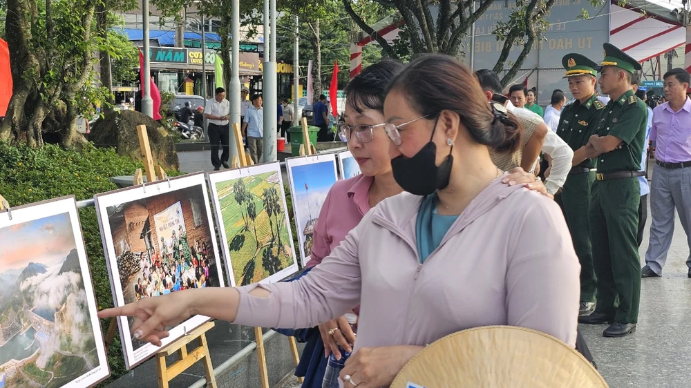 Triển lãm ảnh “Tự hào một dải biên cương” năm 2023 