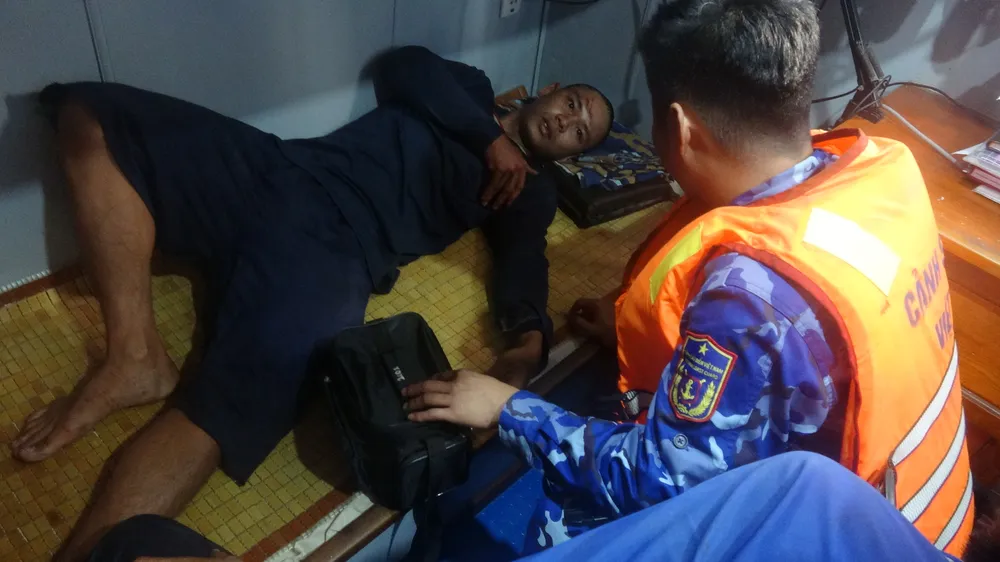 Cán bộ quân y của Vùng Cảnh sát biển 4 cấp cứu ngư dân gặp nạn trên biển Cán bộ quân y của Vùng Cảnh sát biển 4 cấp cứu ngư dân gặp nạn trên biển