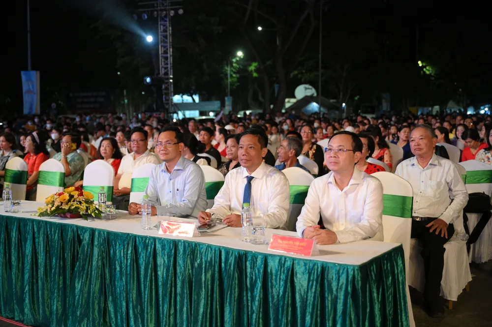 Lãnh đạo TP Cần Thơ dự chương trình nik-8241-3481.jpg