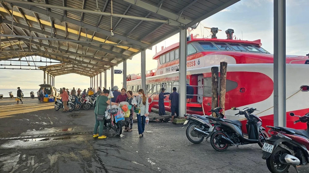 Tàu cao tốc chở khách tạm ngưng hoạt động đang neo đậu tại Bến cảng Bãi Vòng (Phú Quốc) sáng 22-12 unnamed-1-850.jpg