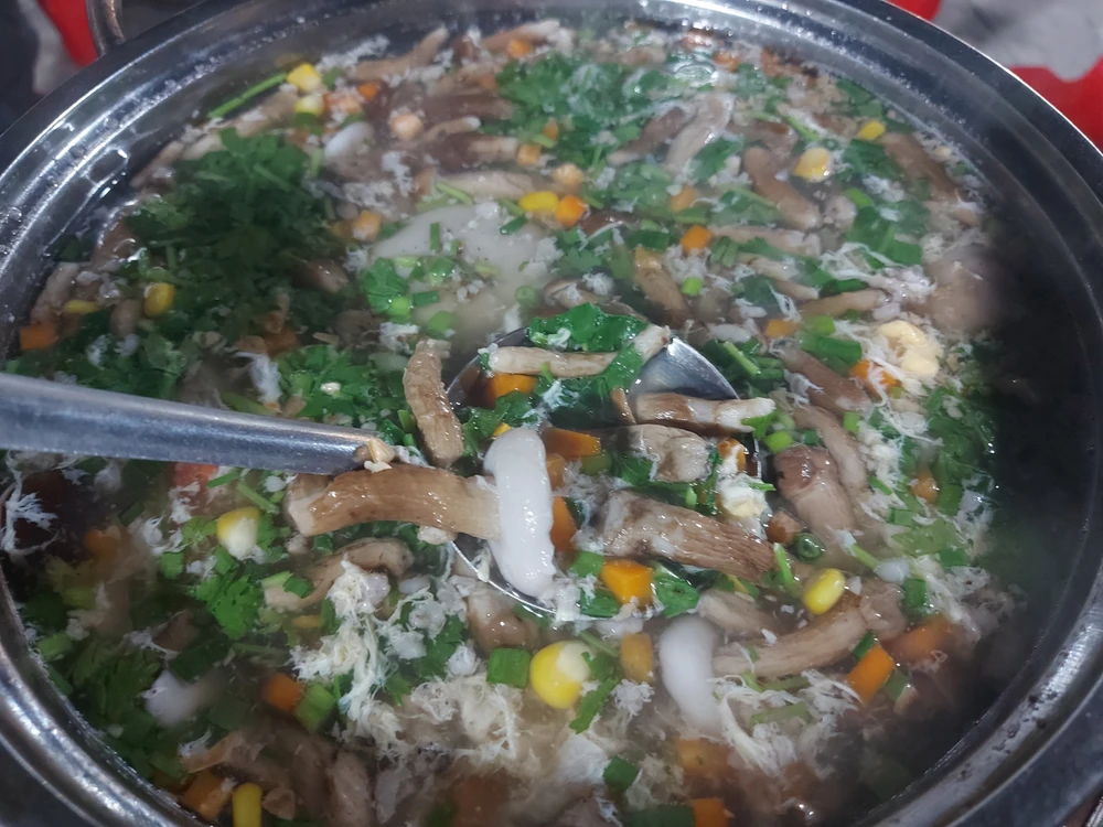 Các món ăn chế biến từ nấm tràm gồm nấm tràm kho tiêu, canh nấm tràm nấu hải sản và canh mực nấm tràm. Vị hơi đắng của nấm tràm kết hợp cùng các nguyên liệu đi cùng khiến du khách đã một lần thưởng thức món ăn nhớ mãi Hình 16 - Canh nấm tràm, món ăn không thể bỏ qua khi ghé Phú Quốc.jpg