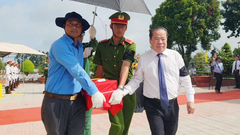 Lãnh đạo tỉnh Kiên Giang thực hiện nghi thức an táng hài cốt liệt sĩ tại Nghĩa trang liệt sĩ huyện Hòn Đất kg 1.jpg