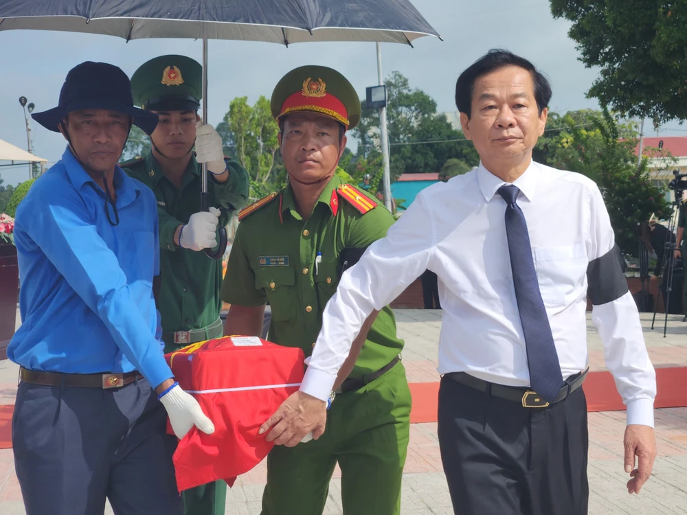 Lãnh đạo tỉnh Kiên Giang thực hiện nghi thức an táng hài cốt liệt sĩ tại Nghĩa trang liệt sĩ huyện Hòn Đất kg2.jpg