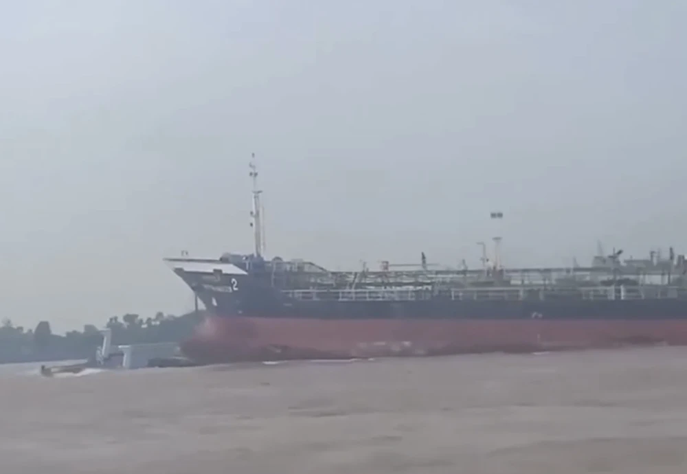 Hiện trường vụ tai nạn Hiện trường vụ tàu hàng đâm phà chở khách.jpg