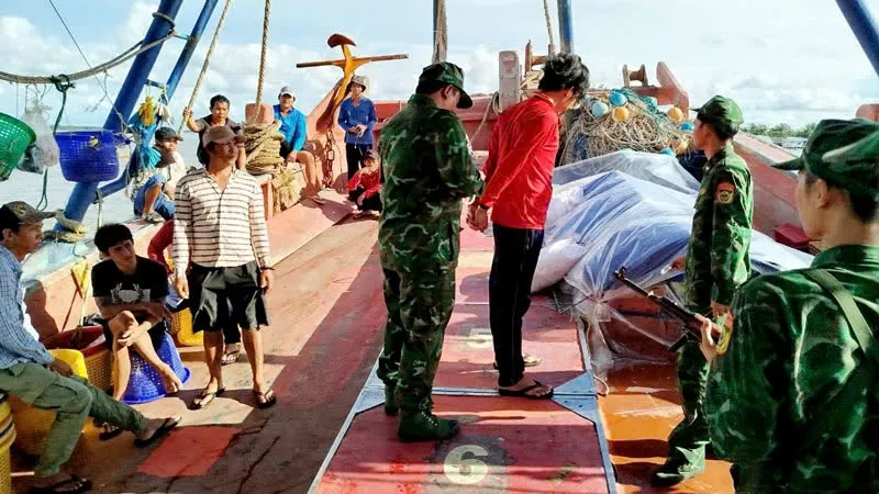 Lực lượng chức năng đưa thi thể ngư dân bị đâm tử vong vào bờ 1.jpg