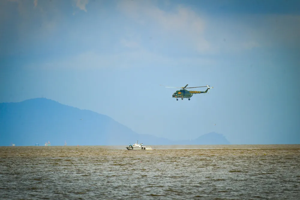 Trung đoàn 917 (Sư đoàn 370) thực hiện đợt huấn luyện bay treo cấp cứu người trên vùng biển Rạch Giá (tỉnh Kiên Giang) Trung đoàn 917 thực hành bay huấn luyện treo cấp cứu trên vùng biển.jpg