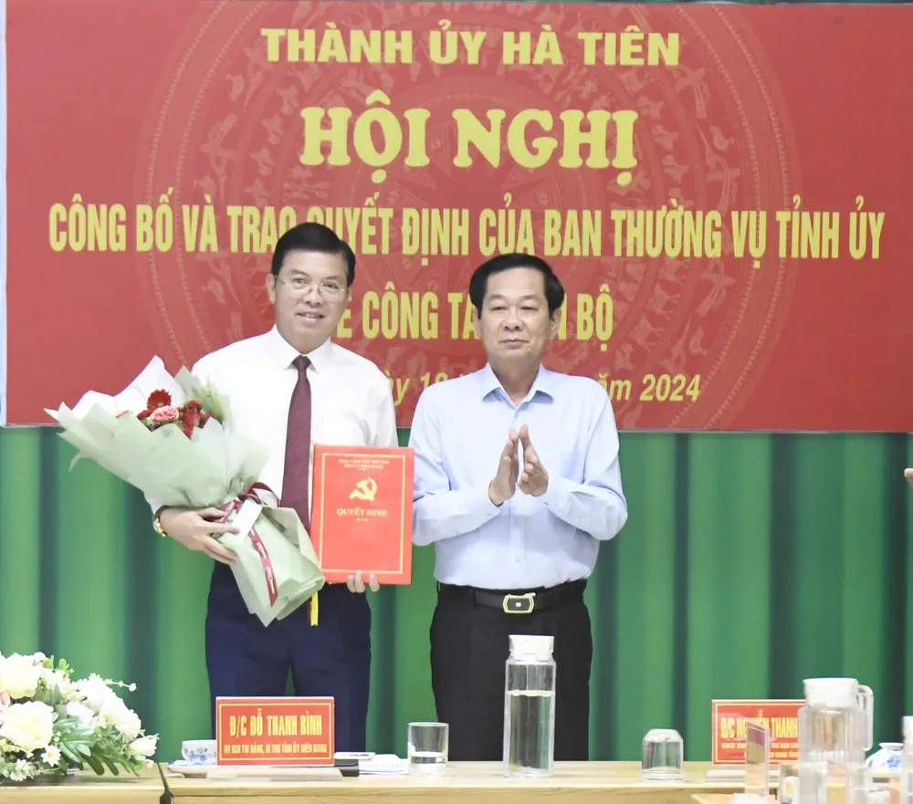 Bí thư Tỉnh ủy Kiên Giang Đỗ Thanh Bình trao quyết định và tặng hoa chúc chúc mừng tân Bí thư Thành ủy TP Hà Tiên Nguyễn Lưu Trung 71C418F2-8D47-43EC-AB12-04474508D04F.jpeg