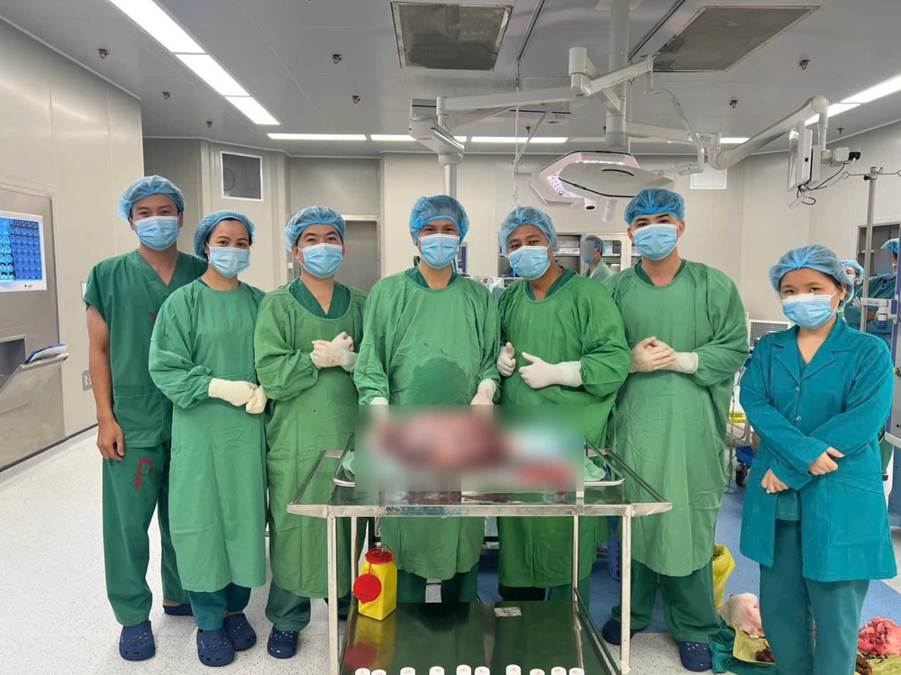 Khối u buồng trứng trái nặng 15kg được các bác sĩ phẫu thuật, lấy ra khỏi cơ thể bệnh nhân L.T.H. 529CD1B0-ECA6-4800-A01C-BC4AEAF1EBC8.jpeg