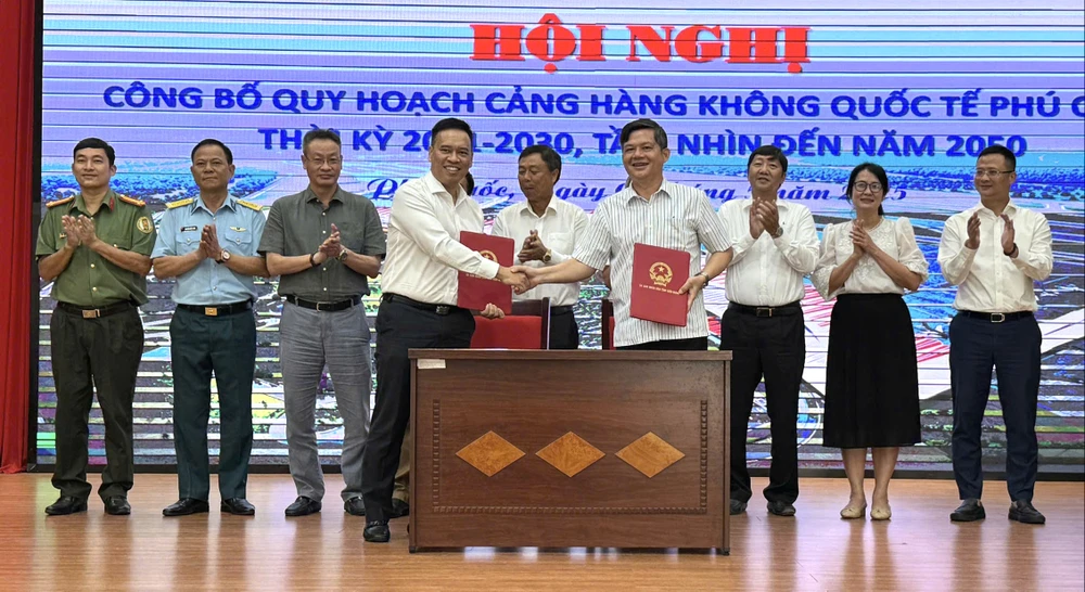 Đại biểu ký kết biên bản ghi nhớ tại Lễ công bố quy hoạch Cảng hàng không quốc tế Phú Quốc, thời kỳ 2021-2030, tầm nhìn đến năm 2050 7B1F7860-D1F7-4EAB-86E4-5C223ABAEF11.jpeg