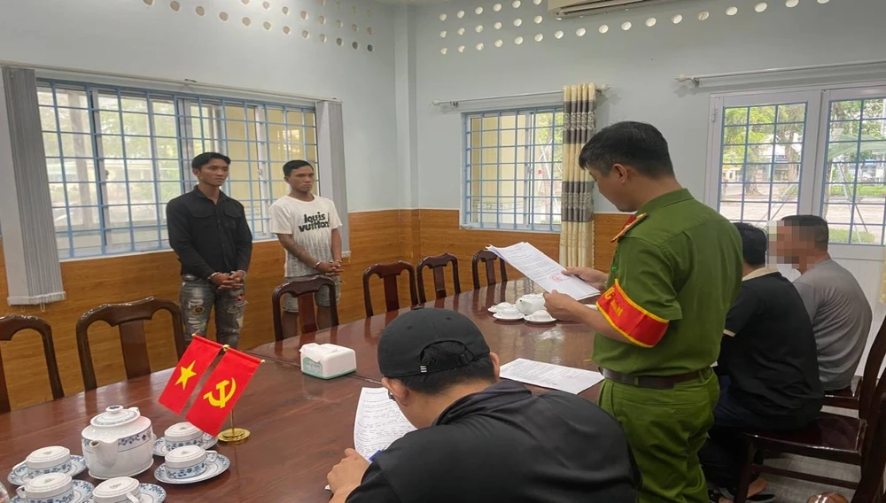 Cơ quan CSĐT Công an tỉnh Kiên Giang tống đạt Quyết định khởi tố và Lệnh bắt bị can để tạm giam đối với các đối tượng Nguyễn Chí Tâm, Trần Vũ Luân (từ trái qua) 443EE94A-64C1-4D2F-91FC-612D000411EA.jpeg