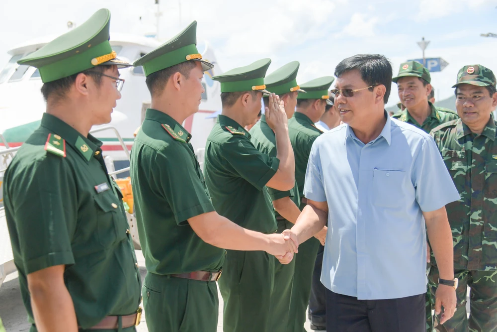 Bí thư Tỉnh ủy Kiên Giang Nguyễn Tiến Hải (thứ ba từ phải sang) thăm hỏi tình hình đời sống, làm việc của cán bộ chiến sĩ tại xã An Sơn, huyện Kiên Hải (Kiên Giang) 1. Ủy viên Trung ương Đảng, Bí thư Tỉnh ủy Kiên Giang Nguyễn Tiến Hải (thứ ba từ phải sang) thăm hỏi tình hình đời sống, làm việc của cán bộ chiến sĩ tại xã An Sơn, huyện Kiên Hải (Kiên Giang)..jpg