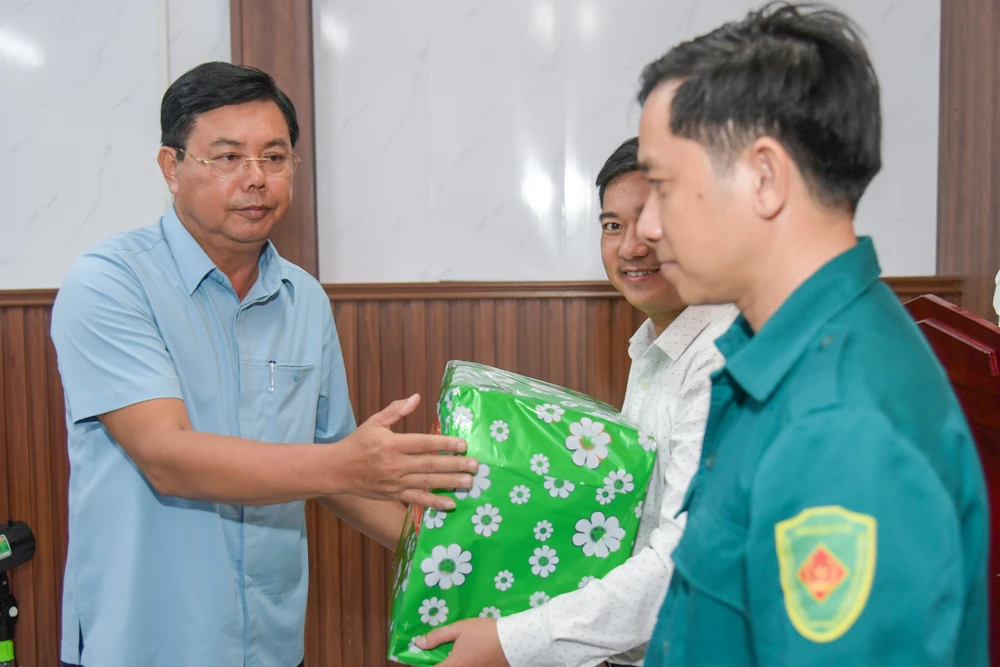 Bí thư Tỉnh ủy Kiên Giang Nguyễn Tiến Hải tặng quà các đơn vị đứng chân trên địa bàn xã Lại Sơn 3. Bí thư Tỉnh ủy Kiên Giang Nguyễn Tiến Hải trao tặng quà các đơn vị đứng chân trên địa bàn xã Lại Sơn..jpg