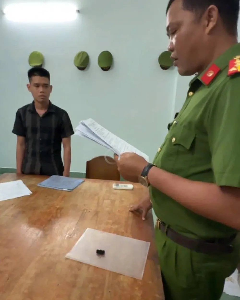Công an tỉnh Kiên Giang tống đạt quyết định khởi tố bị can, thực hiện lệnh bắt tạm giam đối với Nguyễn Chí Nguyện 4DEDE16F-CFD2-4599-ABD7-26CE21766926.jpeg