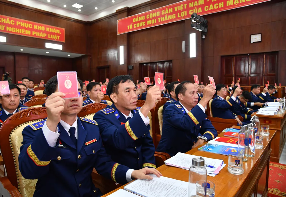 Các đại biểu biểu quyết thông qua nghị quyết đại hội cs2.JPG