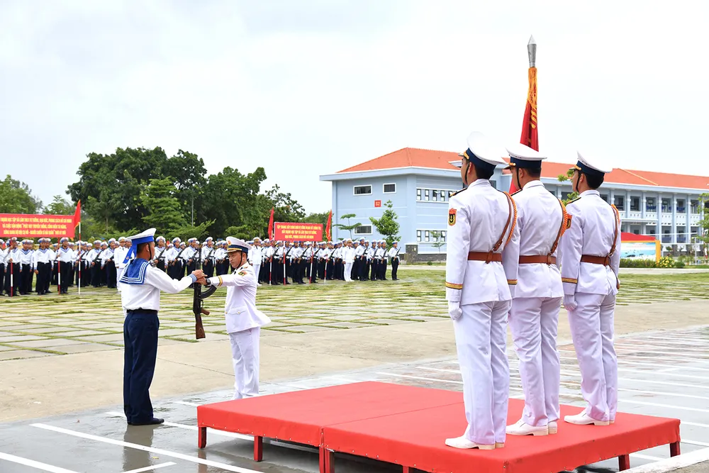 Thủ trưởng Bộ Tư lệnh Vùng 5 Hải quân trao súng cho chiến sĩ mới 4. Thủ trưởng Bộ Tư lệnh Vùng 5 Hải quân trao súng cho CSM.JPG