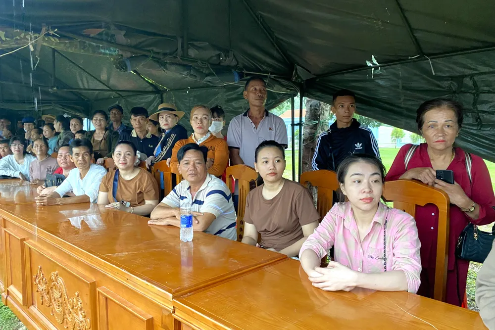 Thân nhân của các chiến sĩ mới theo dõi buổi lễ 6. Thân nhân của các CSM theo dõi buổi lễ.jpg