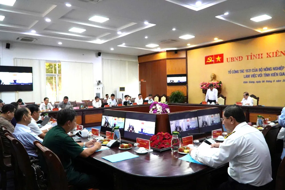 Quang cảnh buổi làm việc 8E4E079B-C26F-4D17-ACFD-A8DB292F92D3.jpeg