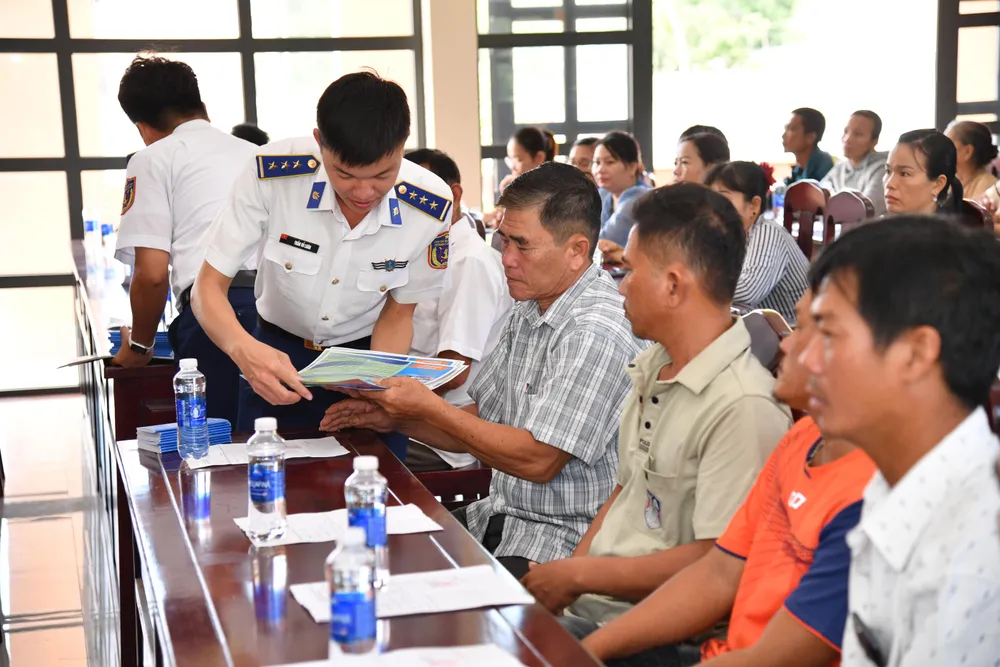 Phát tờ rơi phổ biến kiến thức pháp luật cho ngư dân n1.JPG
