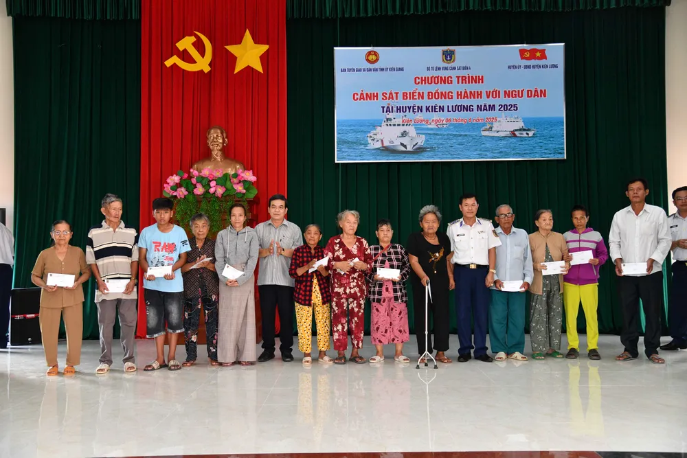 Tặng quà cho bà con ngư dân khó khăn ở Kiên Giang n4.jpg