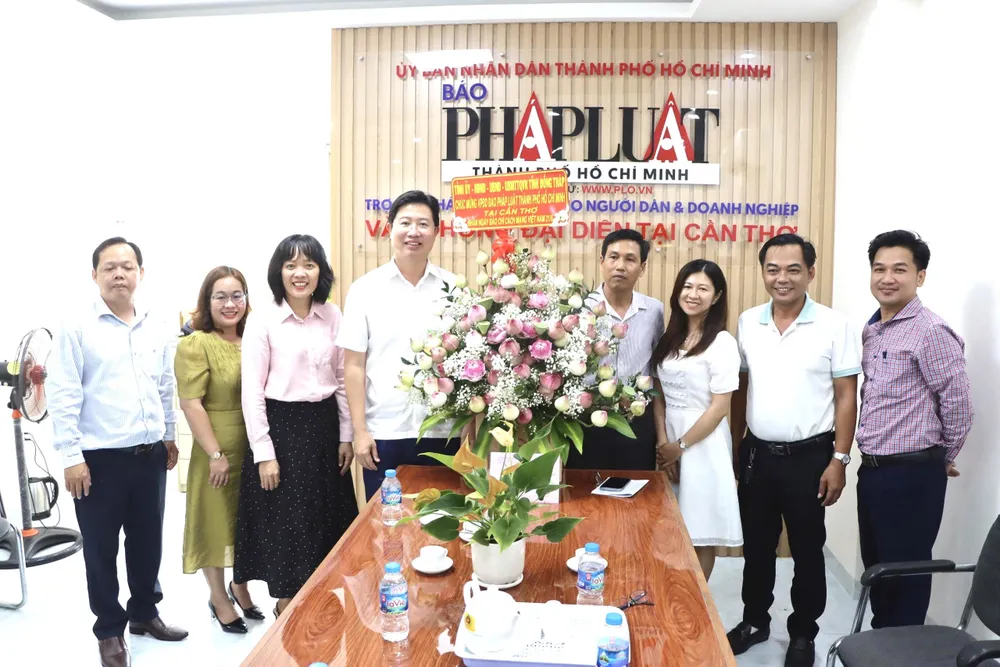 Lãnh đạo tỉnh Đồng Tháp thăm, chúc mừng Văn phòng đại diện Báo Pháp Luật TPHCM tại ĐBSCL ĐT 2.jpg