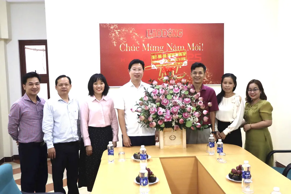 Lãnh đạo tỉnh Đồng Tháp thăm, chúc mừng Văn phòng đại diện Báo Lao Động tại ĐBSCL ĐT 4.jpeg