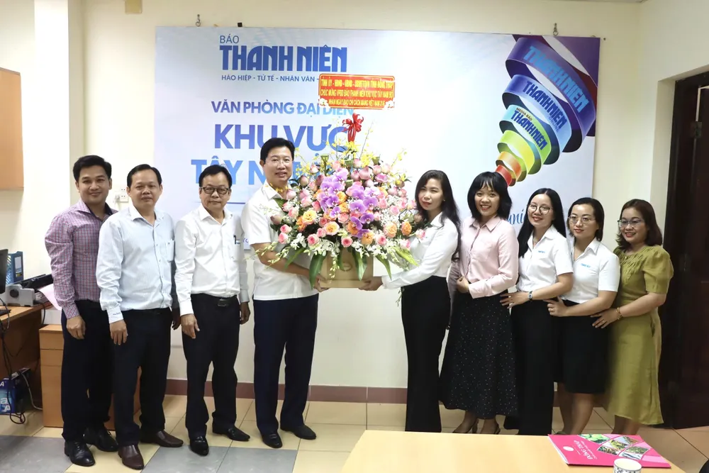 Lãnh đạo tỉnh Đồng Tháp thăm, chúc mừng Văn phòng đại diện Báo Thanh Niên tại ĐBSCL ĐT 6.jpeg