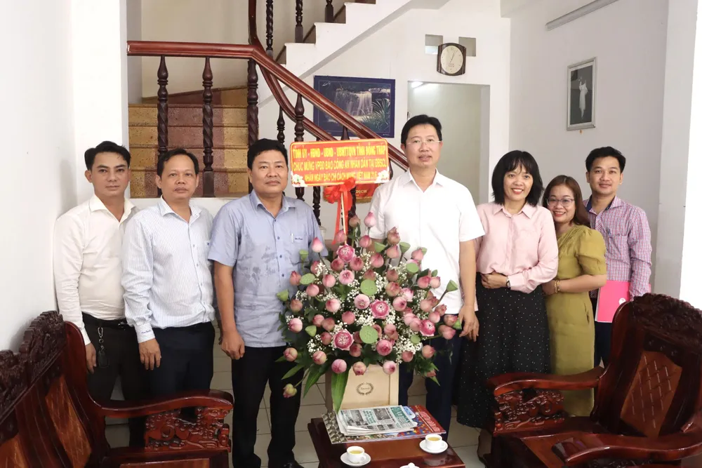 Lãnh đạo tỉnh Đồng Tháp thăm, chúc mừng Văn phòng đại diện Báo Công an Nhân dân tại ĐBSCL ĐT 7.jpeg