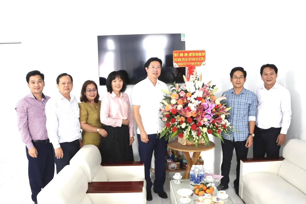Lãnh đạo tỉnh Đồng Tháp thăm, chúc mừng Văn phòng đại diện Báo Tiền Phong tại ĐBSCL ĐT1.jpg