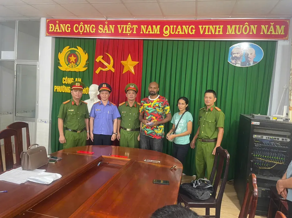 Lực lượng Công an trao trả tài sản bị mất trộm cho 2 du khách người Ấn Độ 7B5EAD61-AFBE-4F60-9816-D6C57C49A196.jpeg