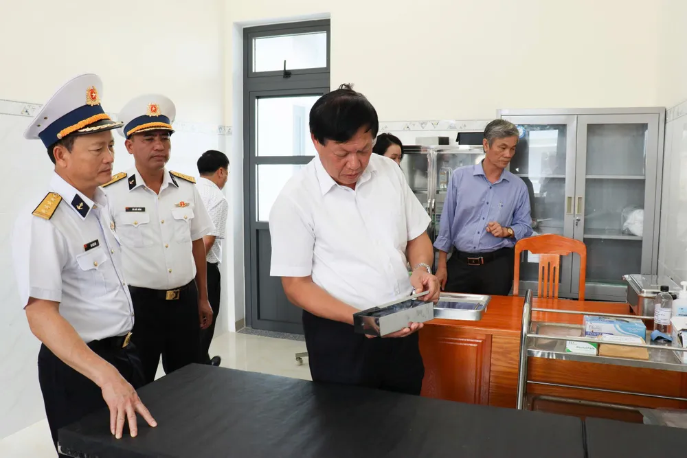 Thứ trưởng Thường trực Bộ Y tế Đỗ Xuân Tuyên khảo sát thực tế cơ sở vật chất tại Bệnh xá Lữ đoàn 175 1. Đồng chí Đỗ Xuân Tuyên khảo sát thực tế cơ sở vật chất tại Bệnh xá Lữ đoàn 175.jpg