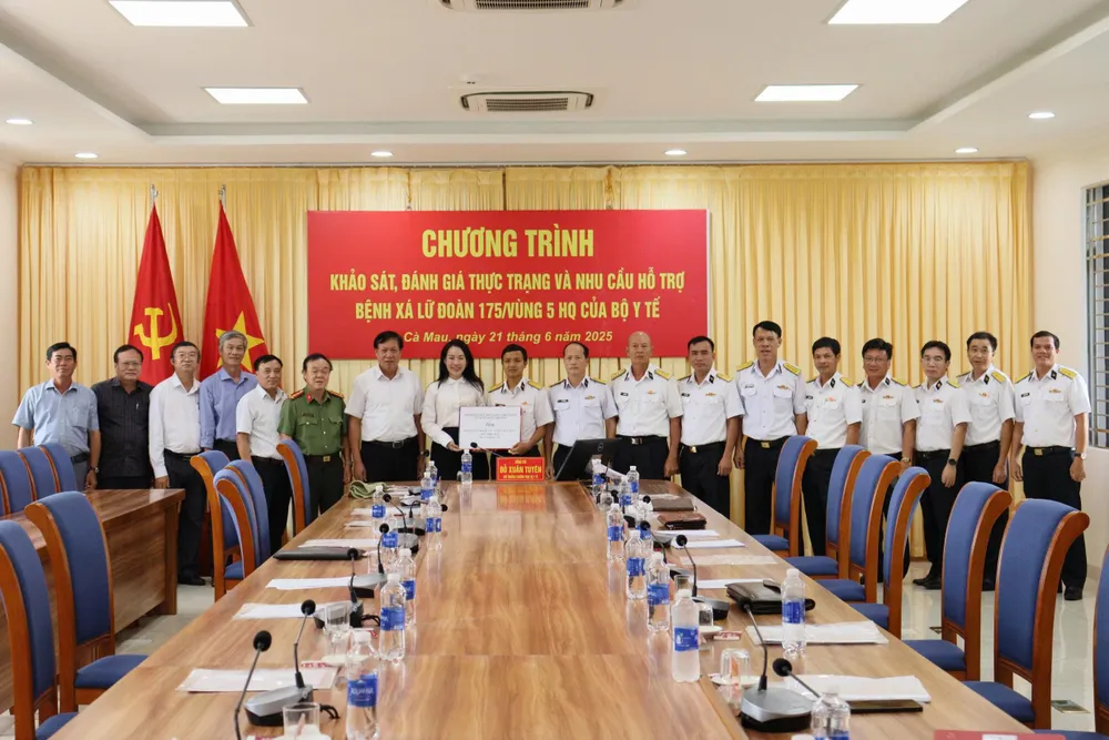 Đoàn công tác Bộ Y tế tặng quà Bệnh xá Lữ đoàn 175 3. Đoàn công tác Bộ Y tế tặng quà Bệnh xá Lữ đoàn 175.jpg