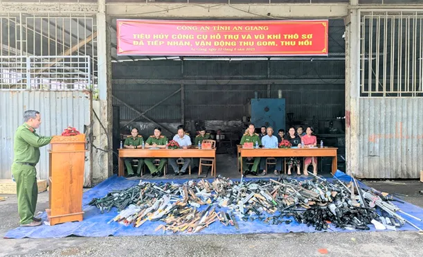 Các đại biểu tham dự buổi tiêu hủy 39993E93-98FC-47ED-90C6-96D3CC0F14BA.png