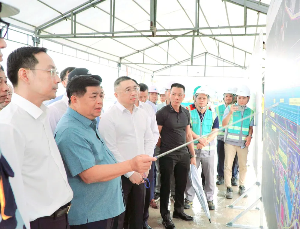 Phó Thủ tướng Nguyễn Chí Dũng cùng đoàn công tác khảo sát các công trình phục vụ APEC 0C6BB3F5-23E2-4F4F-BC0E-254DED6EA83D.jpeg