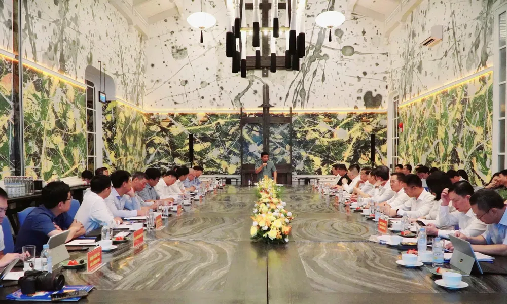 Quang cảnh buổi làm việc 739AD1C3-6240-4483-9E89-E68E9B3A4042.jpeg