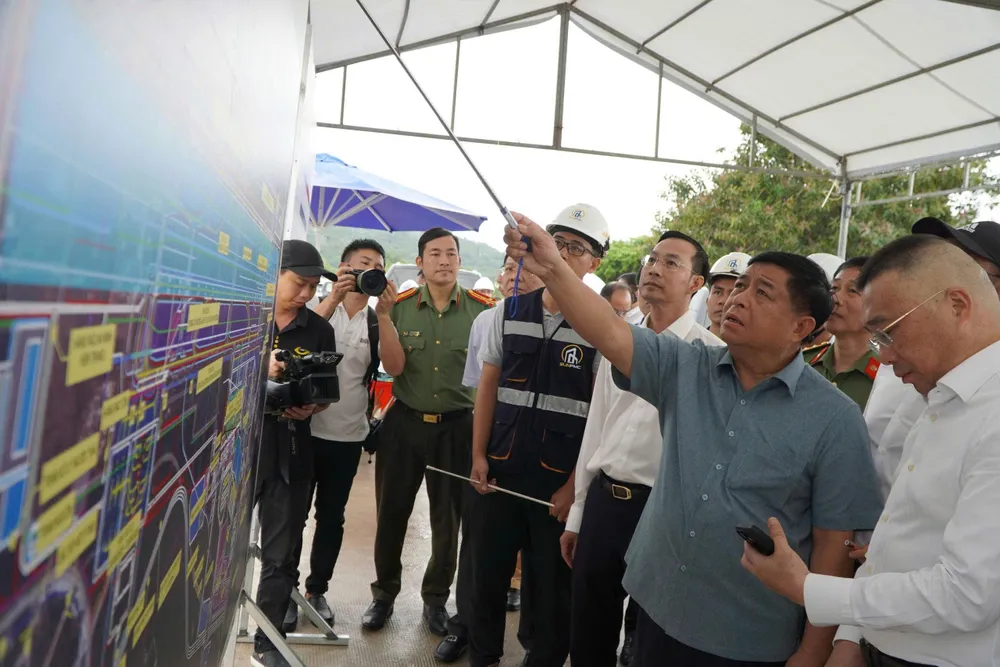 Phó Thủ tướng Nguyễn Chí Dũng cùng đoàn công tác khảo sát các công trình phục vụ APEC CB56AFE2-4691-4AE8-BA58-A54AE8F57FBA.jpeg