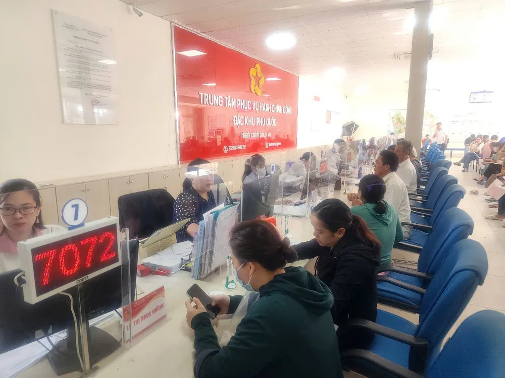 Người dân, chủ doanh nghiệp đến Trung tâm phục vụ hành chính công Phú Quốc thực hiện các thủ tục về đất đai, xây dựng vào sáng 1-7. Ảnh: Tâm Nhân 1-7, rất đông người dân và doanh nghiệp đến Trung tâm phục vụ hành chính công đặc khu Phú Quốc làm thủ tục, giấy tờ.jpg