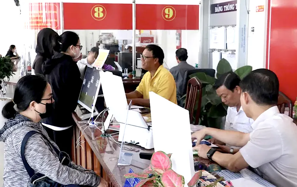 Người dân đi làm thủ tục hành chính tại phường Long An, Tây Ninh 2-cap-tay-ninh-6192-3532.png
