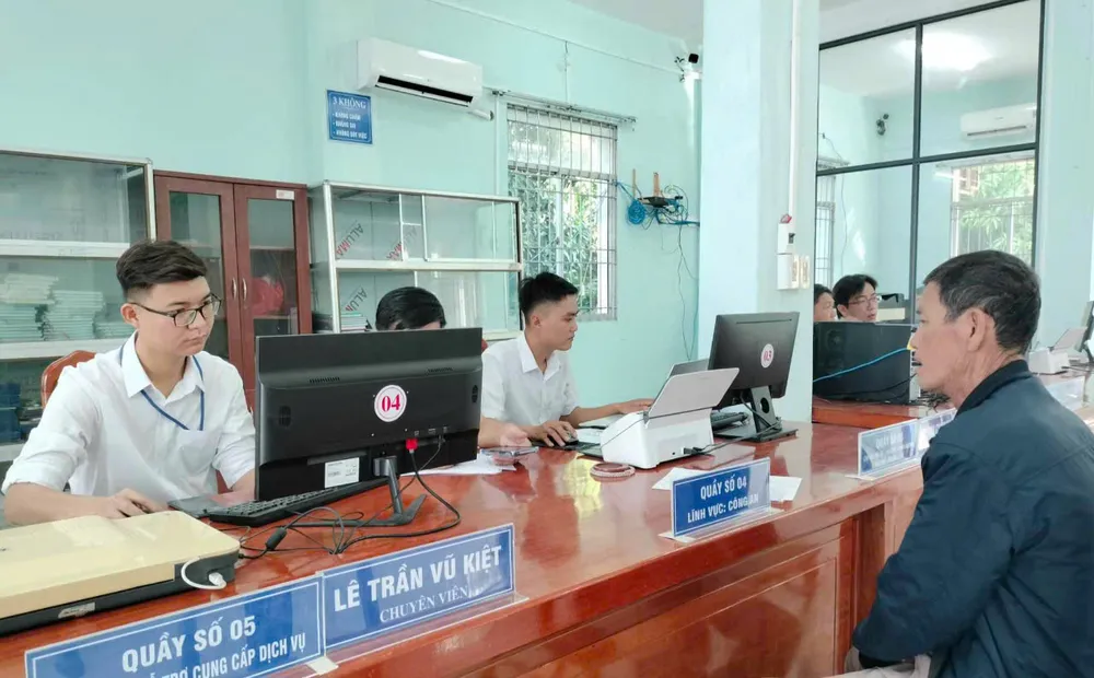Người dân đến Trung tâm phục vụ hành chính xã Đất Mũi làm các giấy tờ và được hỗ trợ, giải thích tận tình dc05423e789dcfc3968c-8842-1201.jpg.jpg