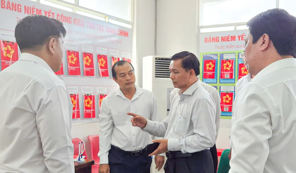 Chủ tịch UBND TP Cần Thơ Trần Văn Lâu kiểm tra tại Trung tâm phục vụ hành chính công TP Cần Thơ e75fa54457e7e0b9b9f6-8218-2246.jpg