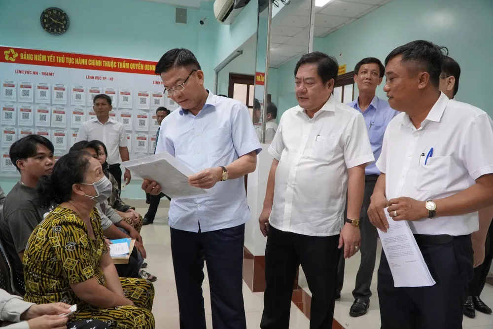 Phó Thủ tướng Lê Thành Long gặp gỡ, tiếp xúc với người dân tại Trung tâm Phục vụ Hành chính công xã Châu Thành, tỉnh An Giang 5604C417-F5DF-4FFD-9183-9CC4CAF6D0E7.jpeg