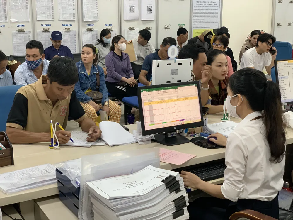 Cán bộ Trung tâm phục vụ hành chính công đặc khu Phú Quốc giải quyết thủ tục hành chính cho người dân 61B2B2E4-5C27-461D-8925-D22C1C1687F7.jpeg