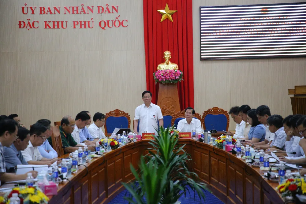 Chủ tịch UBND tỉnh An Giang phát biểu tại buổi làm việc IMG_3692.JPG