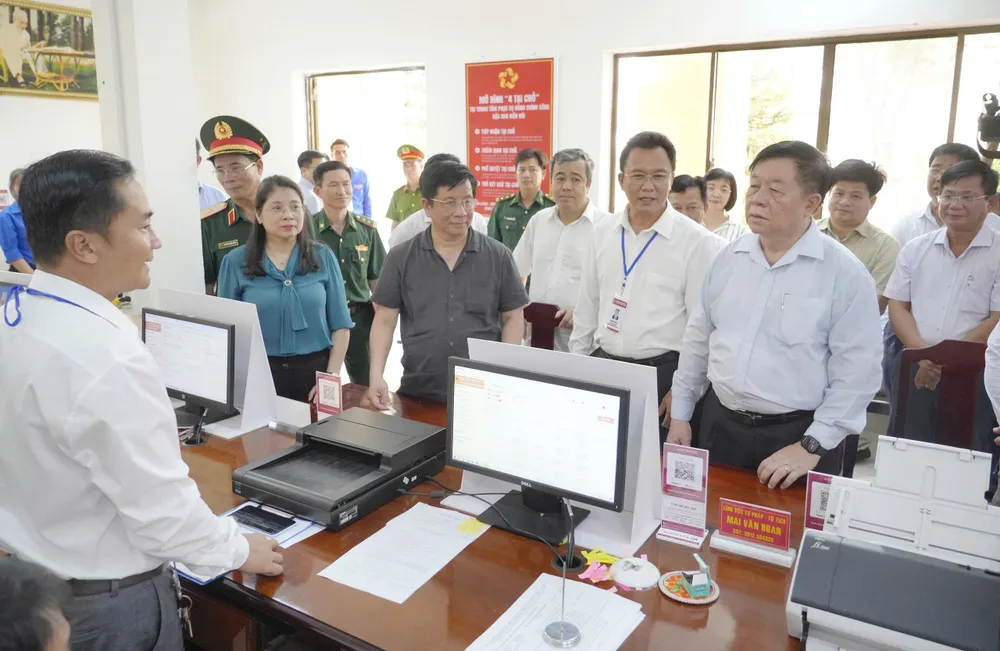 Đồng chí Nguyễn Trọng Nghĩa kiểm tra Trung tâm phục vụ hành chính công đặc khu Kiên Hải 35945044-A40C-4A1D-8F12-792540DE8E91.jpeg