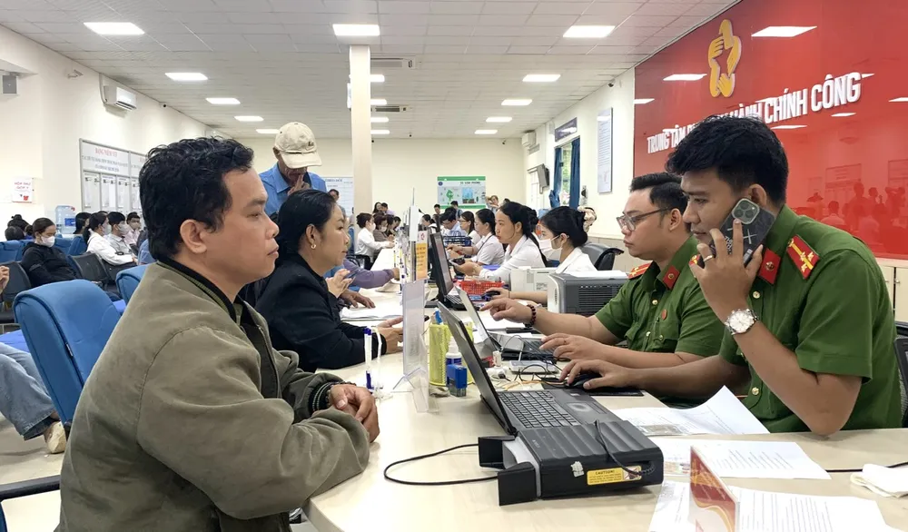 Người dân thực hiện thủ tục tại Trung tâm Phục vụ hành chính công đặc khu Phú Quốc, An Giang 131ab982b9d4308a69c5.jpg