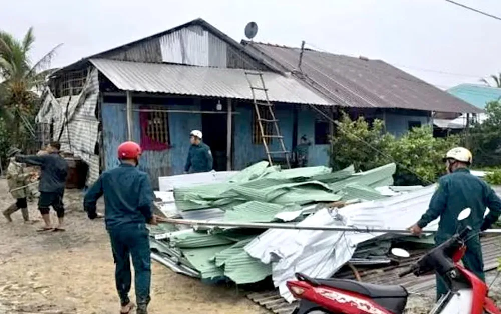 Ngành chức năng xã Tuyên Thạnh, tỉnh Tây Ninh hỗ trợ người dân sửa lại nhà sau khi bị gió giật tốc mái. Ảnh: NGỌC PHÚC 8e8313672f34a66aff25.jpg