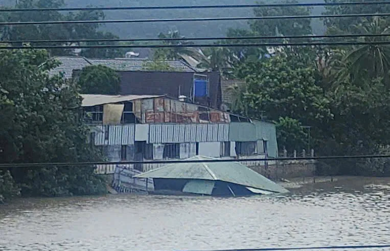 Một căn nhà ở đặc khu Phú Quốc, An Giang bị gió cuốn sập xuống kênh. Ảnh: TÂM NHÂN ca1443427211fb4fa200.jpg