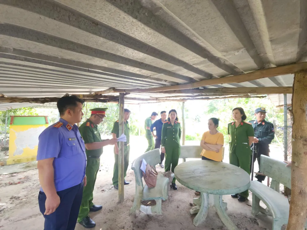 Cơ quan Cảnh sát điều tra Công an tỉnh An Giang tống đạt quyết định khởi tố bị can và bắt tạm giam đối với Nguyễn Thị Chăng 5EF07A84-8C3E-4CB2-A22D-A2946DB0184C.jpeg