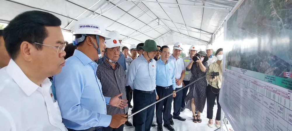Phó Chủ tịch Quốc hội Lê Minh Hoan nghe chủ đầu tư thuyết minh về Dự án xây dựng đường Hồ Chí Minh, đoạn qua Rạch Sỏi – Bến Nhất và Gò Quao – Vĩnh Thuận 626208F5-62BF-48D9-BAC4-9AAC605D7937.jpeg