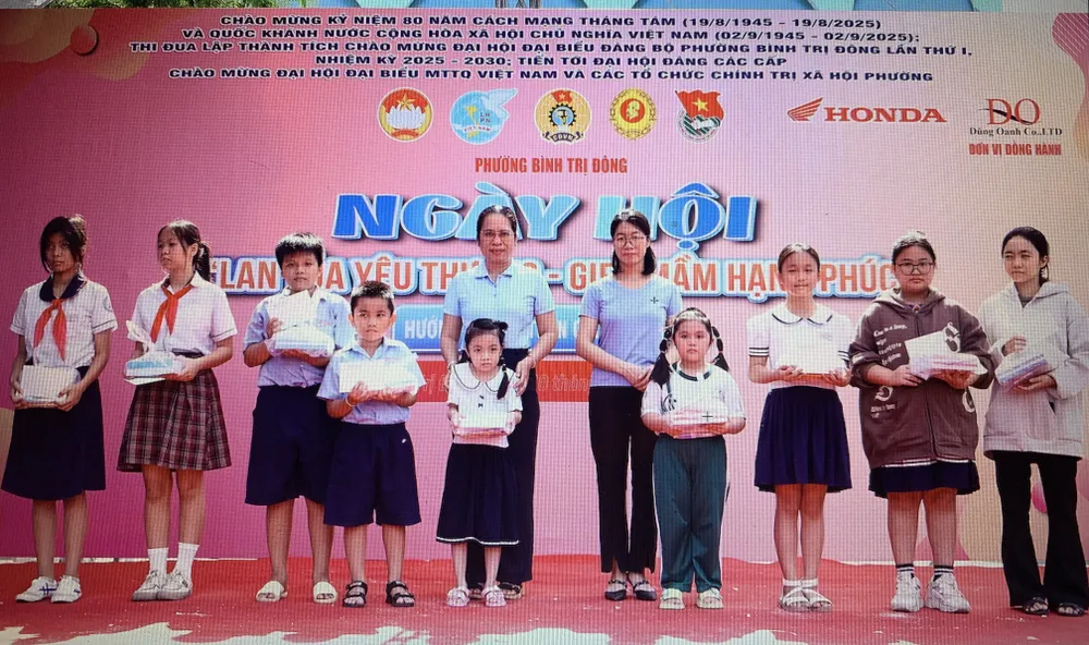Trao học bổng cho con em công đoàn viên khó khăn 1FD815C8-6FB8-494C-9AB0-421ABF8FF354.jpeg
